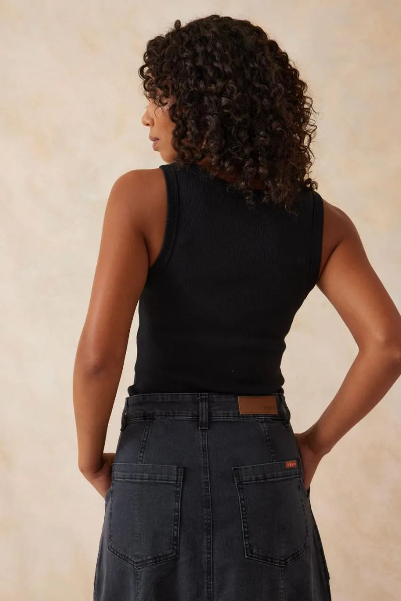 Zoe Contour Rib Scoop Tank | Black
