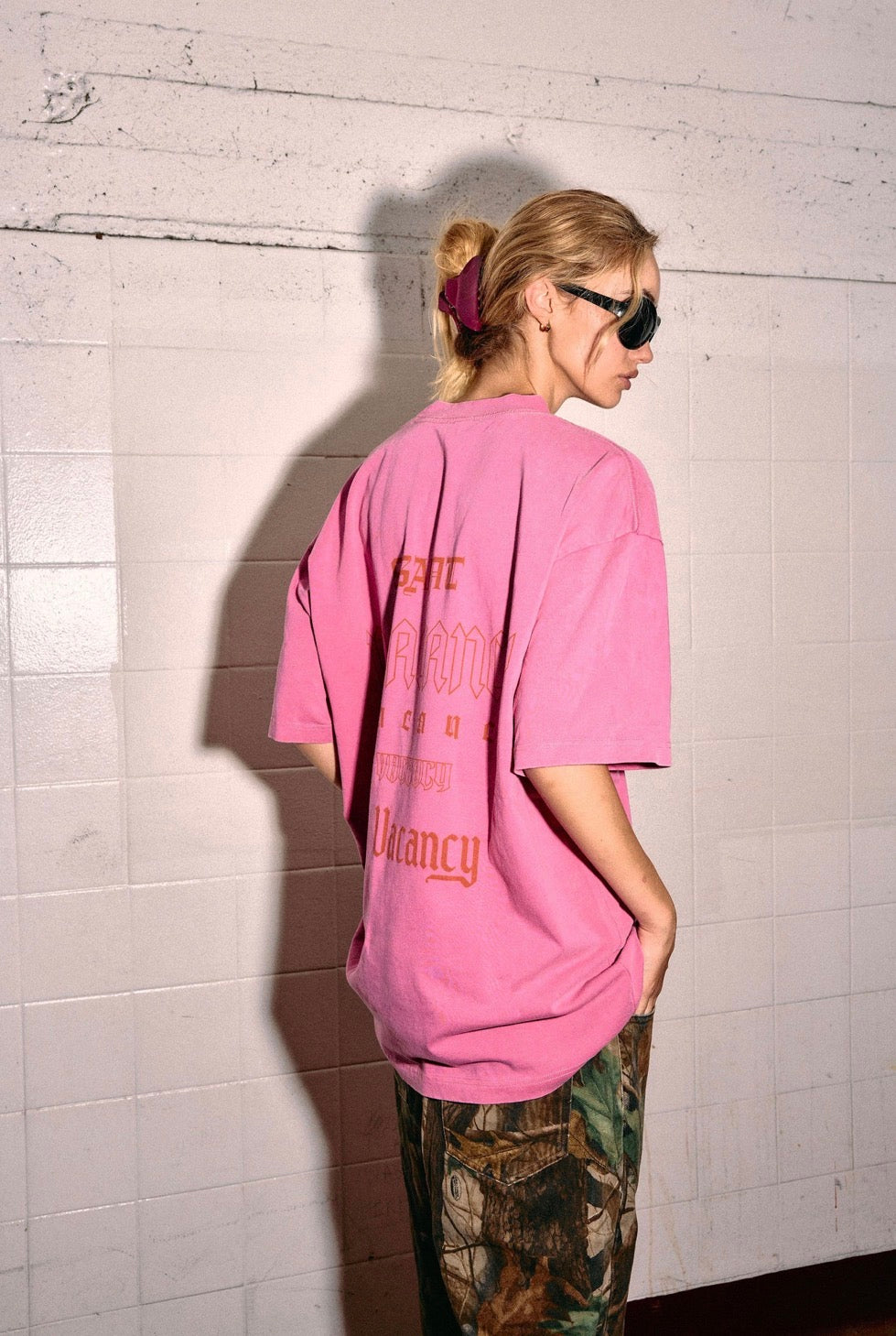 No Vacancy Tee | Dark Pikk Acid Wash