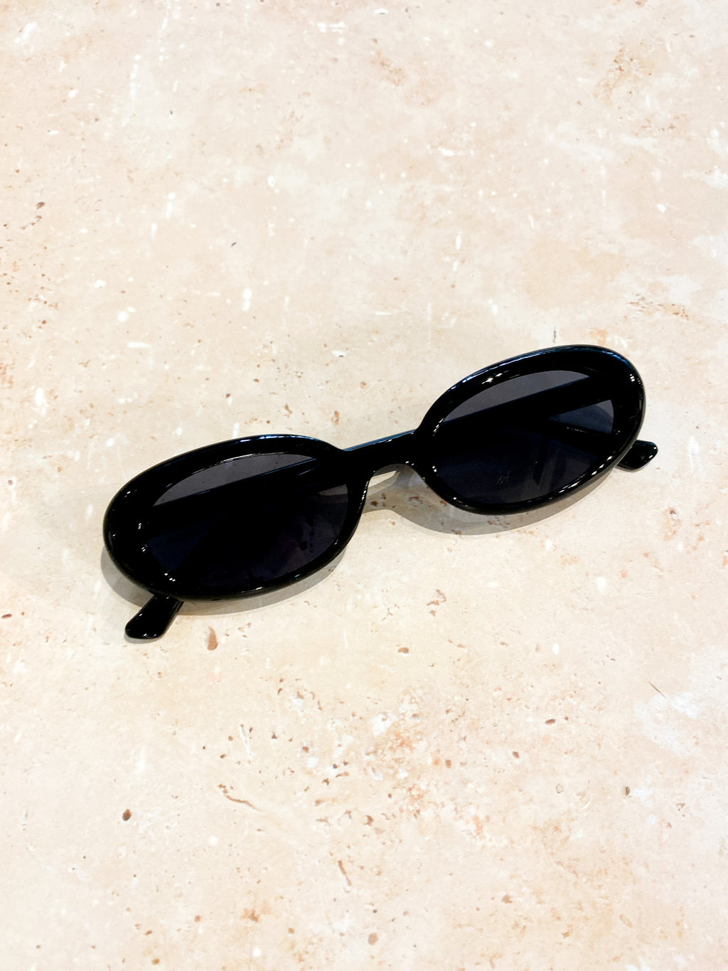 Annalise Oval Sunglasses.- Black